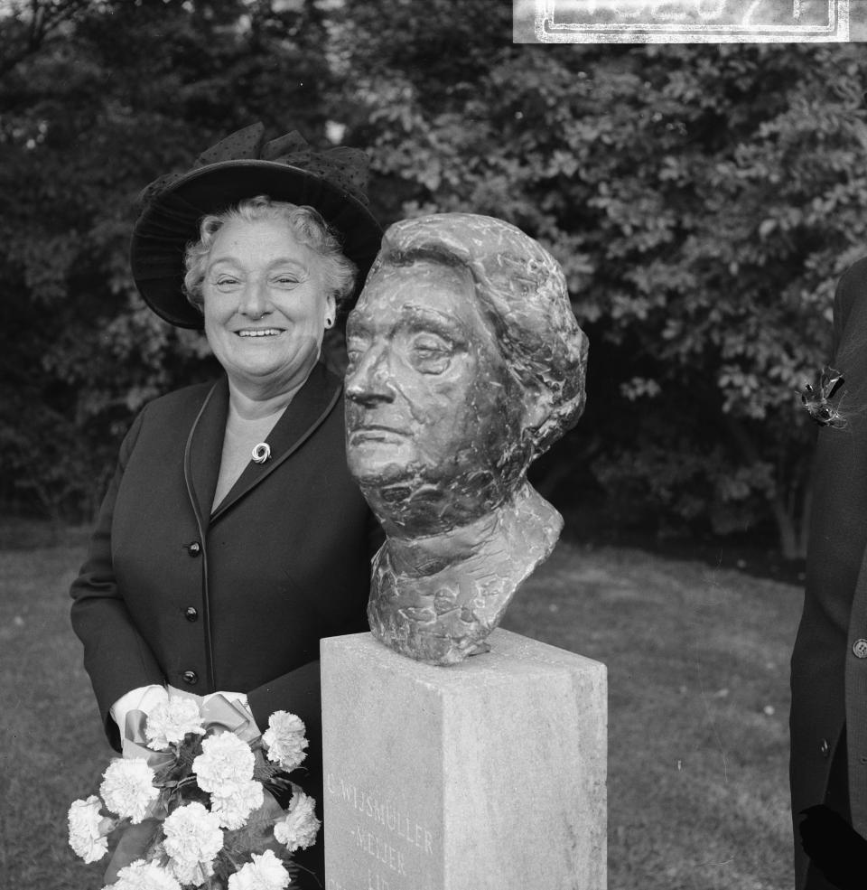 Beeld van Truus Wijsmuller-Meijer met truus ernaast
